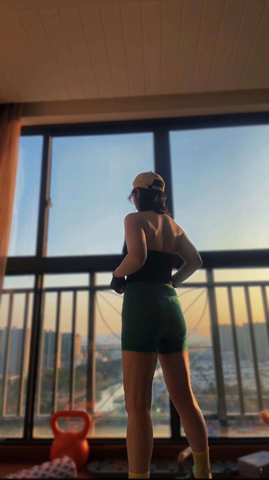 打了7年多的健身卡，管不住嘴的下场就是，有肌肉有脂肪。
一种声音：这把年纪了也不