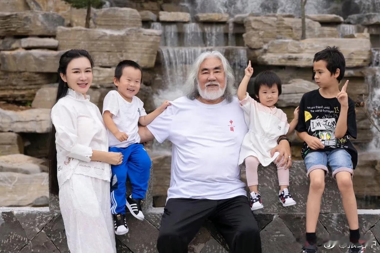张纪中妻子杜星霖又怀孕了，张纪中和妻子杜星霖相差30岁，一个72岁一个42岁，杜