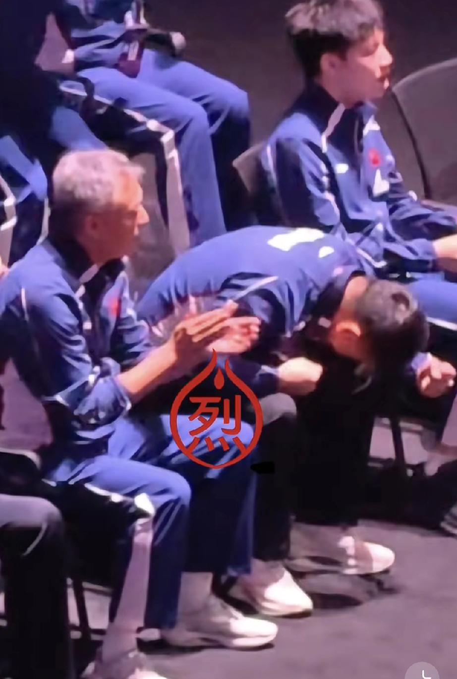 温博瑞进入决赛最高兴的不是王励勤，而是教练王皓。他作为男乒主教练，身上的担子很重