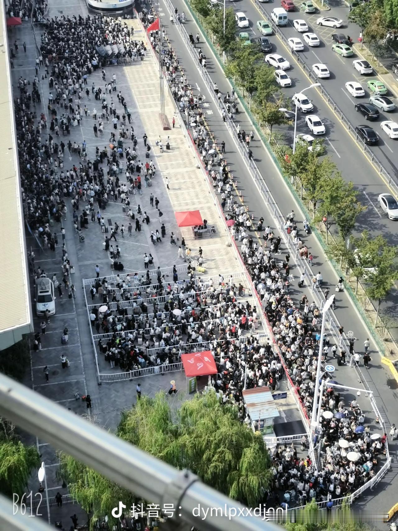 昨天合肥车站外排队人群达两个小时以上，这得有多少人要离开安徽合肥，这个时候合肥难