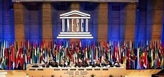 1971年，我国成功重返联合国，但却遭遇了一个小国的强烈反对。26年后，这个国家