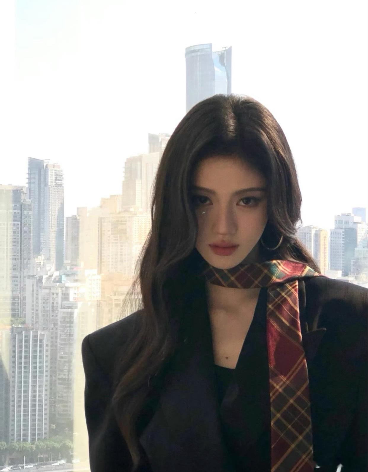 1.张韶涵以前赚的钱都放亲妈那帮忙保管，结果她生病亲妈一分钱不给说没钱。2.陈伟