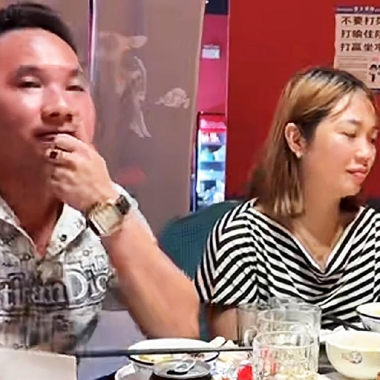 小松，在河口，宴请二姐和二姐夫，感动老丈人说了真心话，老丈人说小松刚到那个村子里