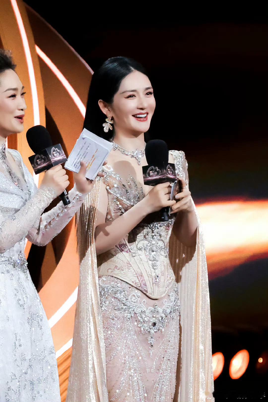 肖战谢娜川渝一家亲肖战出了作品谢娜还会发消息祝贺，真的川渝一家亲呐！两人友谊久久