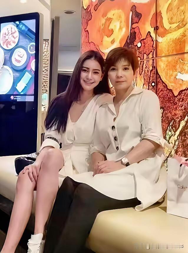 马筱梅的妈妈也跟着女儿一起来到北京帮忙照顾小汪宝？网友表示真是谁家孩子谁心疼啊，