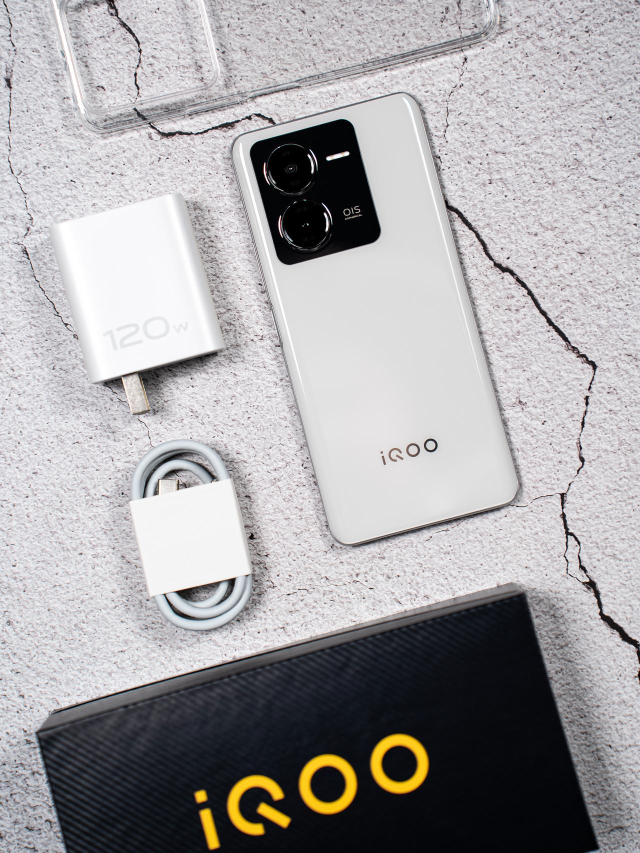 这次 iQOO Z8 依然配备了高素质 LCD 屏幕，全亮度 DC 调光和自适应