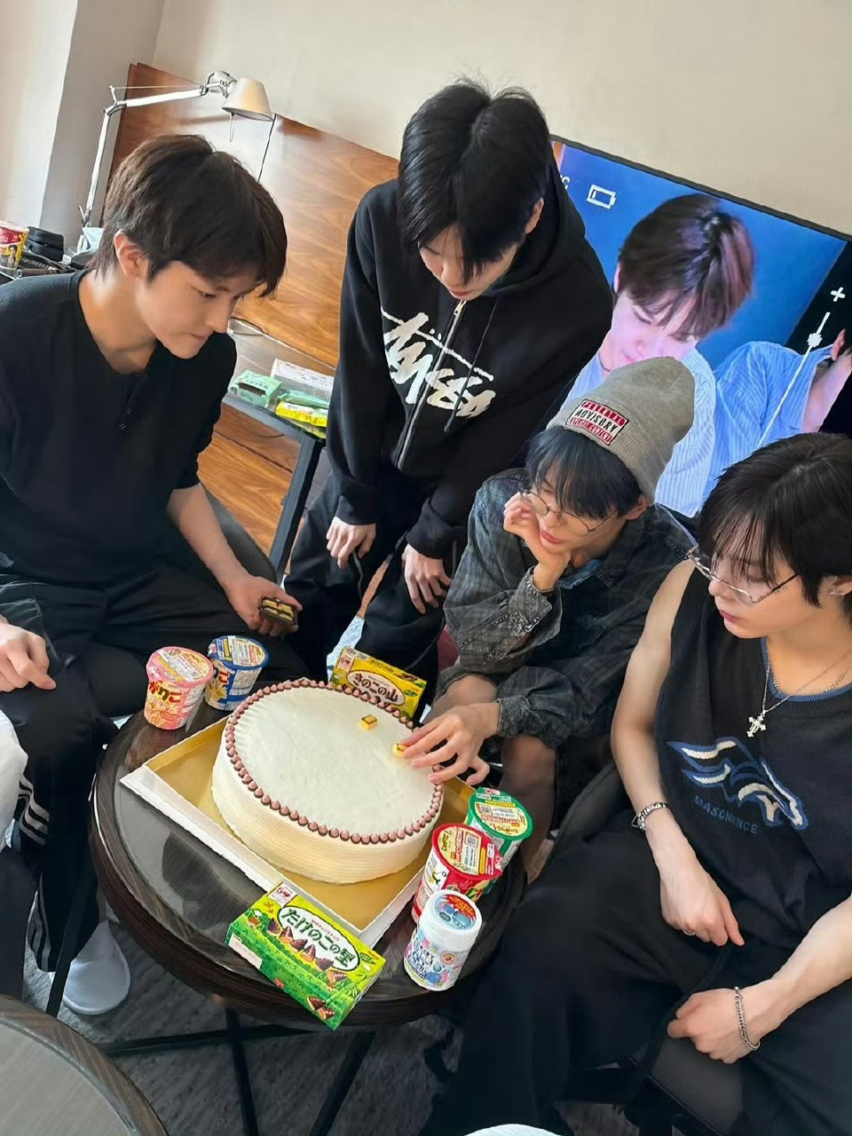 smtr25过生日合照 smtr25 IG 更新过生日合照，好温馨的帅哥群像[手