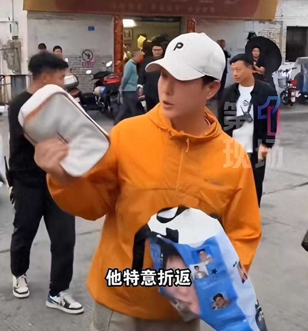 刷到张颂文把粉丝送的茶叶当面退回，
还叮嘱“钱留给自己和家人花，收信就好”——我