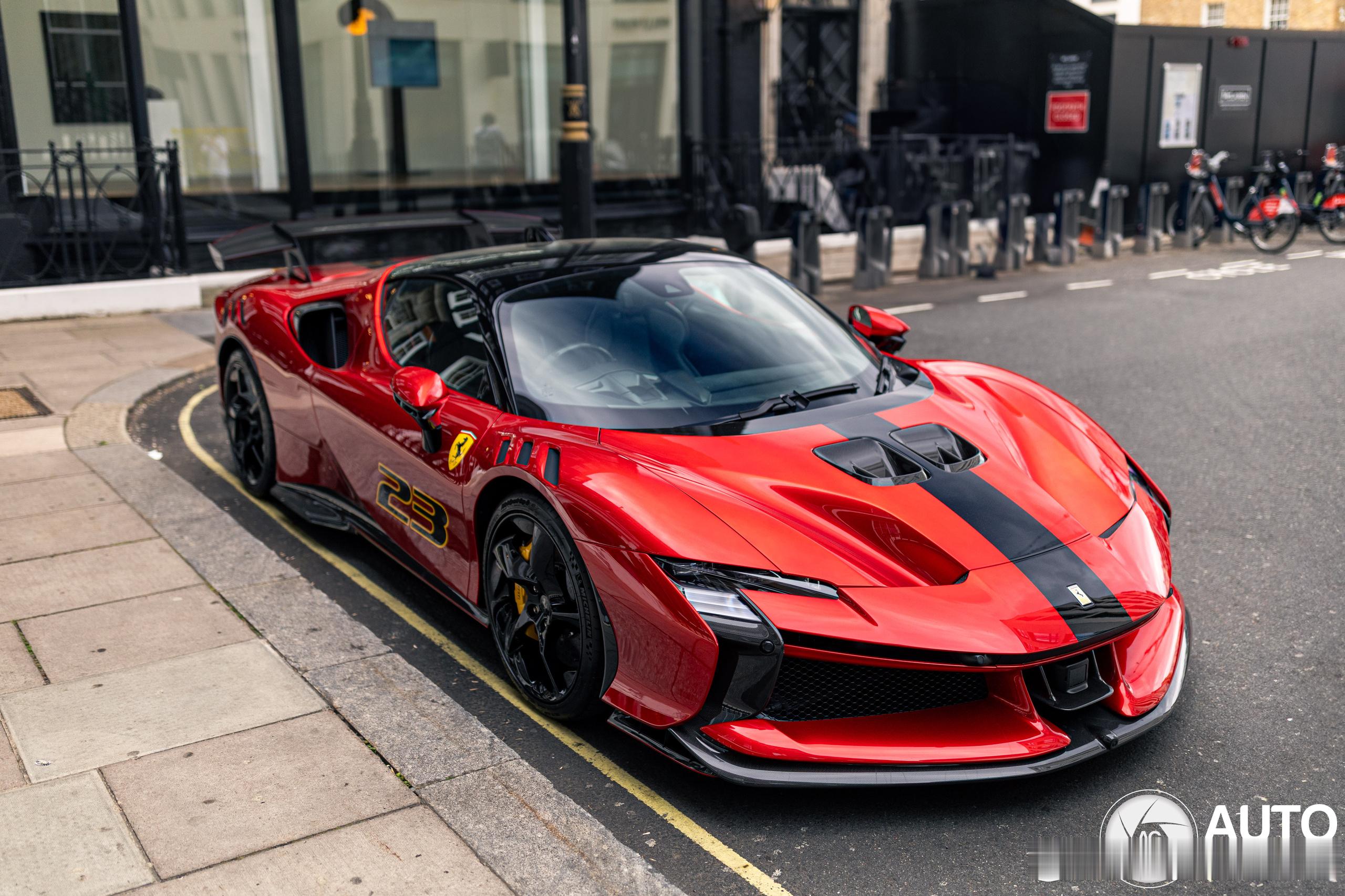 外观配色为Rosso Magma，搭配Nero DS赛车拉花，车身侧面底部有一条