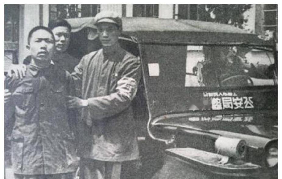 男扮女装多年的双面特工万国雄，1956年竟被亲生妹妹举报，最终落入法网入狱！
1