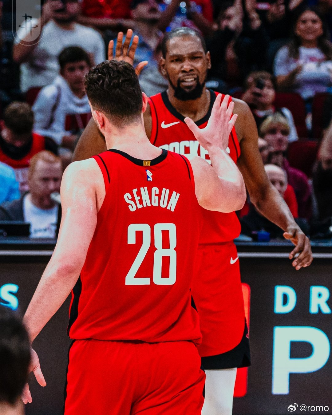 申京 今天三双15分10板10助2断11中7个人生涯第12个三双阿尔佩伦申京休斯