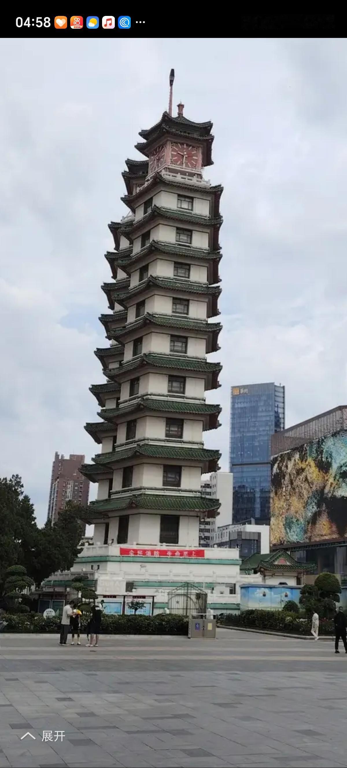 葡萄熟了，省老干部活动中心的姐姐说今天下午组织有活动，让我盛装打扮去陪老干部跳舞