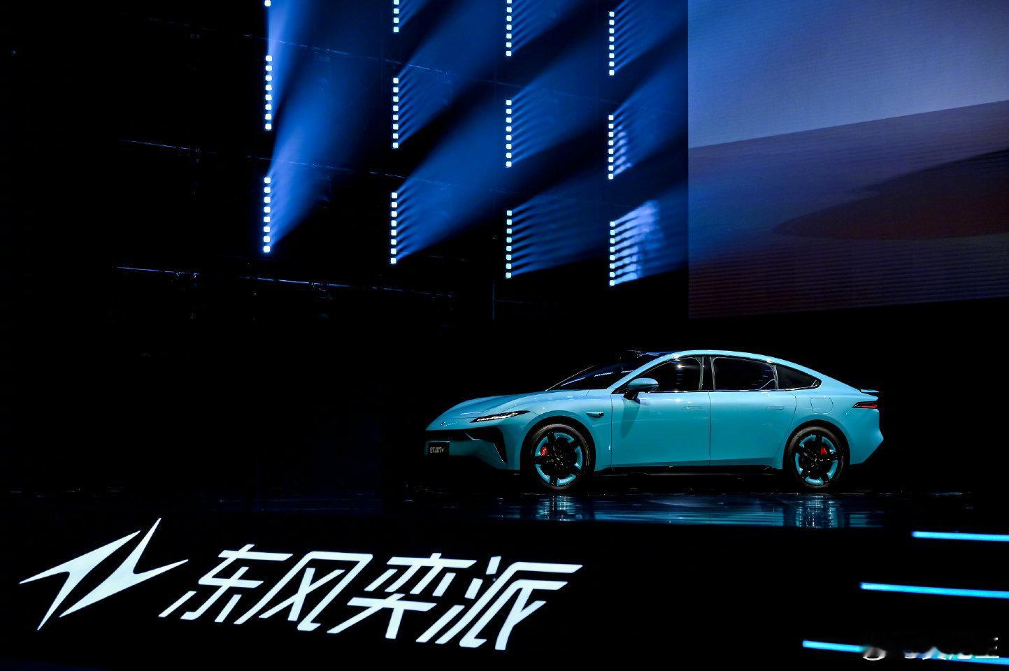 年轻人的科技性能玩具简直卷到新高度！东风奕派eπ007+闪亮登场，现场还有赛车手