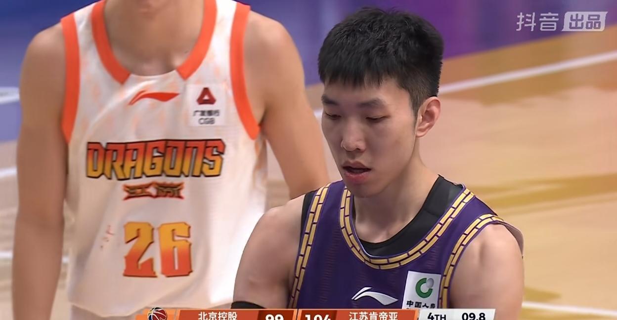 为了不被老六比下去，廖三宁也是拼了！江苏对阵北控的比赛还没开打，球迷群里就吵翻了