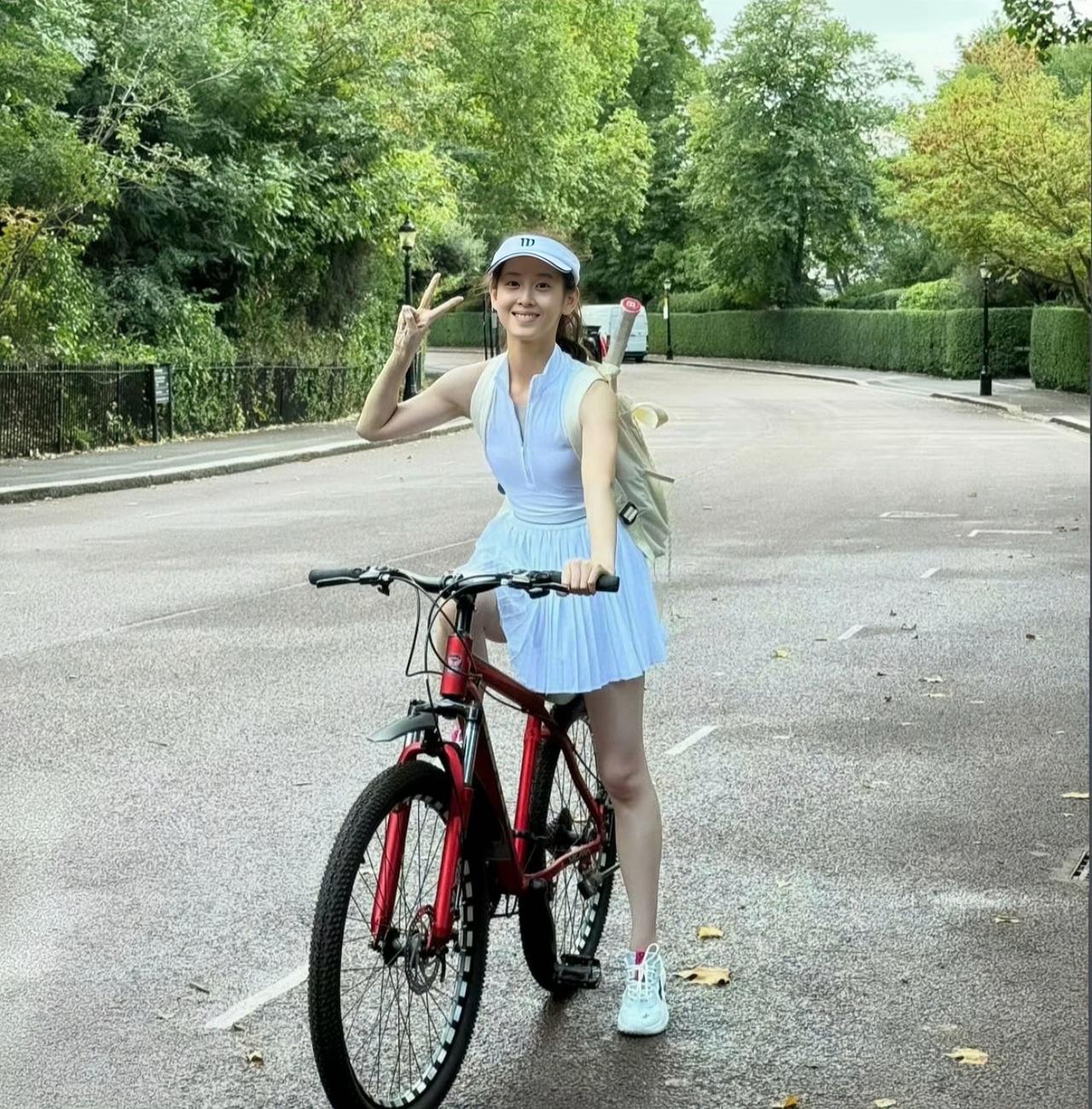 近日，章泽天晒美照，她在户外骑行时的画面，真的好美啊。

章泽天特别喜欢户外活动