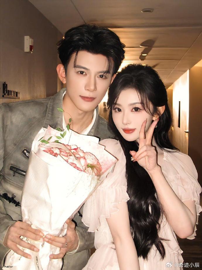 孔雪儿吃齐旻这套 谁看了不尖叫！孔雪儿精准吃齐旻这套，互动甜到拉丝，眼神里全是宠