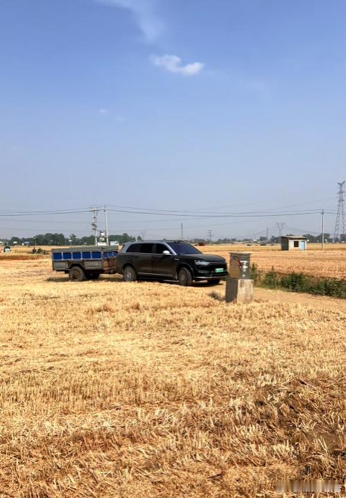 问界→跨界最近，河南一位问界M9车主竟然开着问界M9跑到田地里拉麦子。网友称，打
