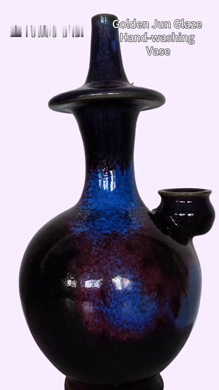 金钧釉净手瓶。
宣合堂。