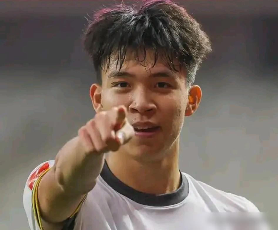 王钰栋，中超11球射手王，国家队两场0球，评分3.5。
这就是现实。
昨晚国