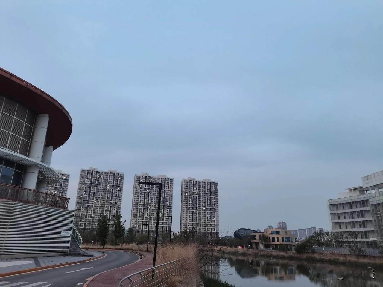 日常的人间（73）

周末回家
在熙攘的车流中
在淅淅沥沥的雨水中
回家

这已