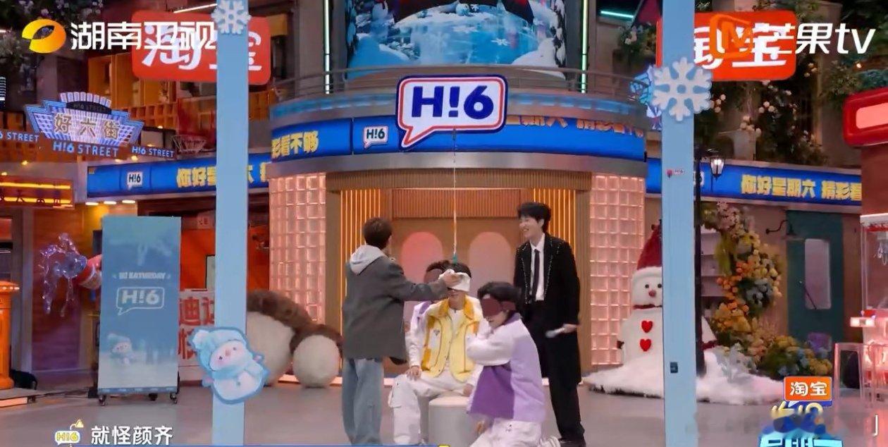 郭俊辰躲过第一次躲不过第二次你好星期六打雪仗现场，郭俊辰灵活躲过第一个水球，没想