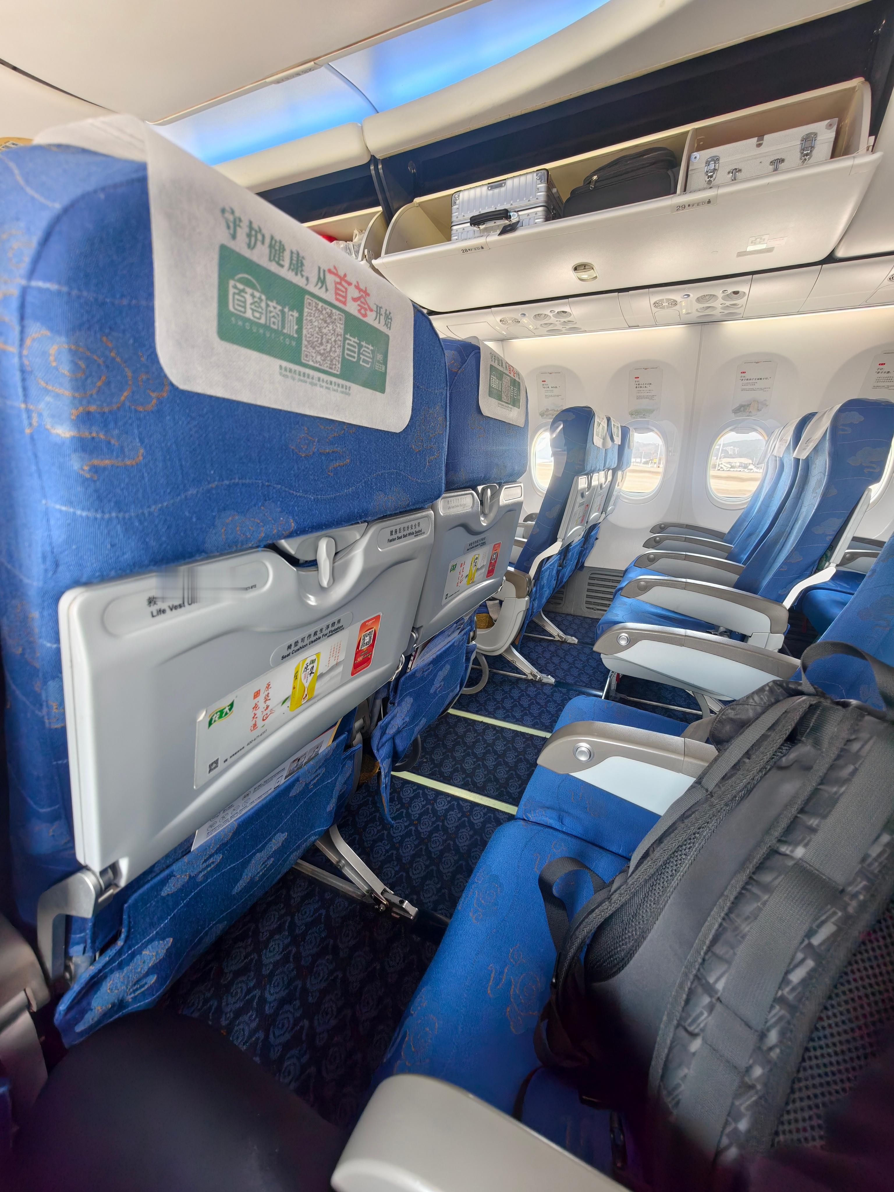 以前觉得航司常旅客的卡意义不大今天值机发现航旅纵横仅有几个中间位到了机场，去柜台