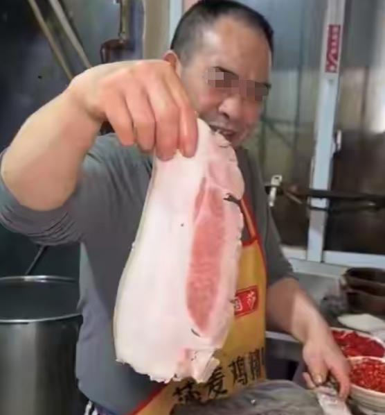 “谁吃得起？”成都一家饭店最近出了个“狠菜”，连山回锅肉，3片装，标价105元。