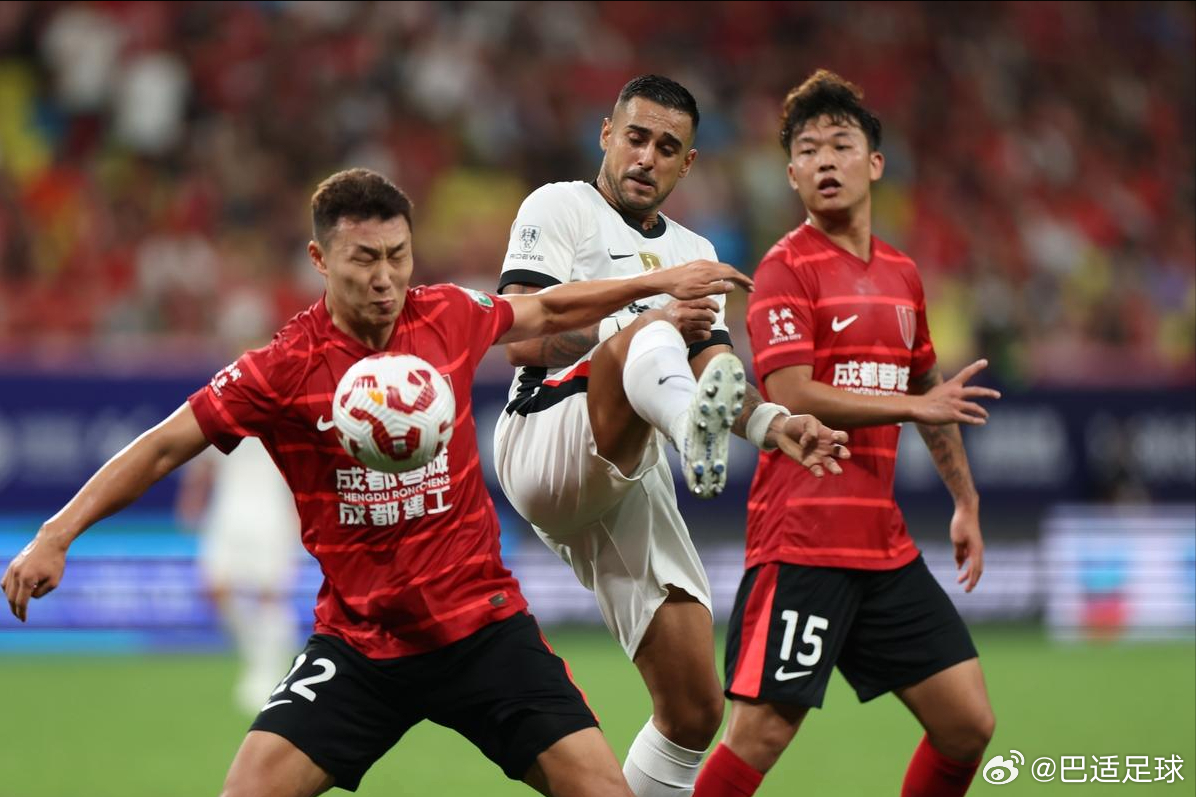 据直播吧消息，塞鸟和魏震因伤缺席，国足补招成都蓉城的李扬和重庆铜梁龙的李镇全。李