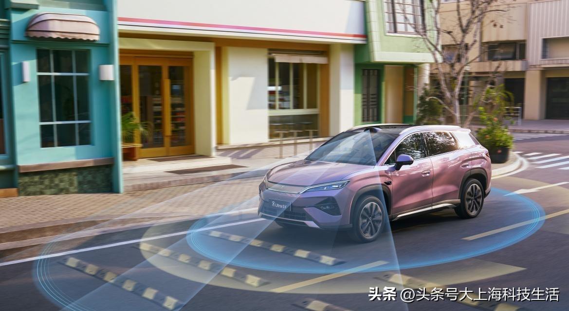 虽然现在充电桩的建设已经很多了，但说实话节假日开电车跑长途，脑子里依旧全是排队等