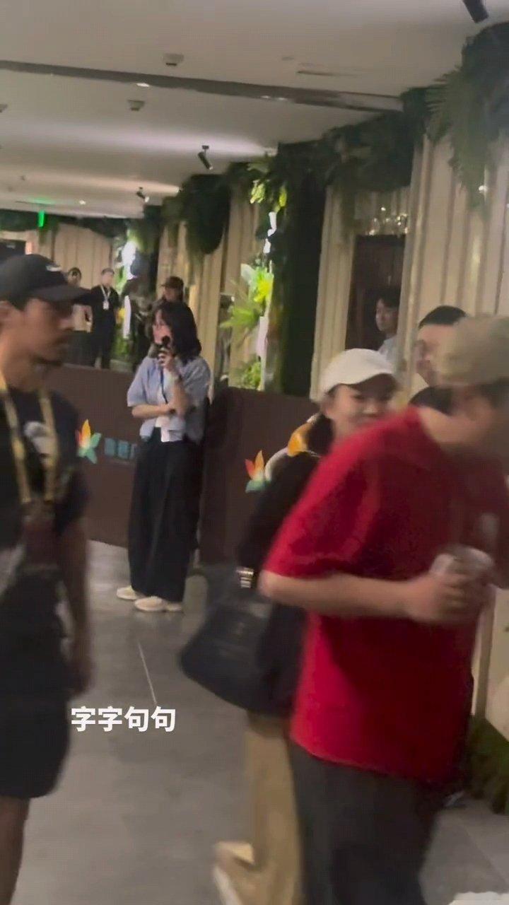 沈腾边走边吃汉堡沈腾再忙也别忘了好好吃饭沈腾边走边吃汉堡，再忙也别忘了好好吃饭 