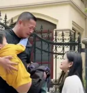 先低头不丢人！离婚两年，她下跪求复婚，他哭着点头：这才是成年人最体面的和解
 