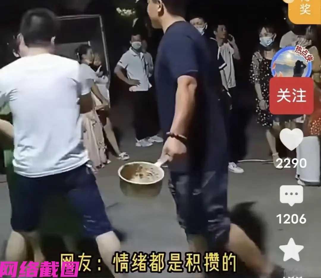 浙江有年轻夫妻在逛街时，只因妻子要喝可乐，而男人没有同意，这一刻妻子情绪失控而发