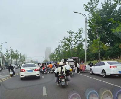 网友吐槽：响水东鸣湖小学北门一到上学早高峰，就被占道商贩搞得堵得水泄不通，家长接