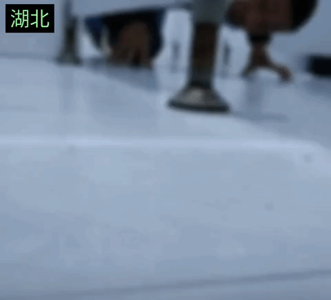 近日湖北，一女子上公共厕所，遇到了偷窥狂，女子吓得瑟瑟发抖，慌乱中拍下视频保留证