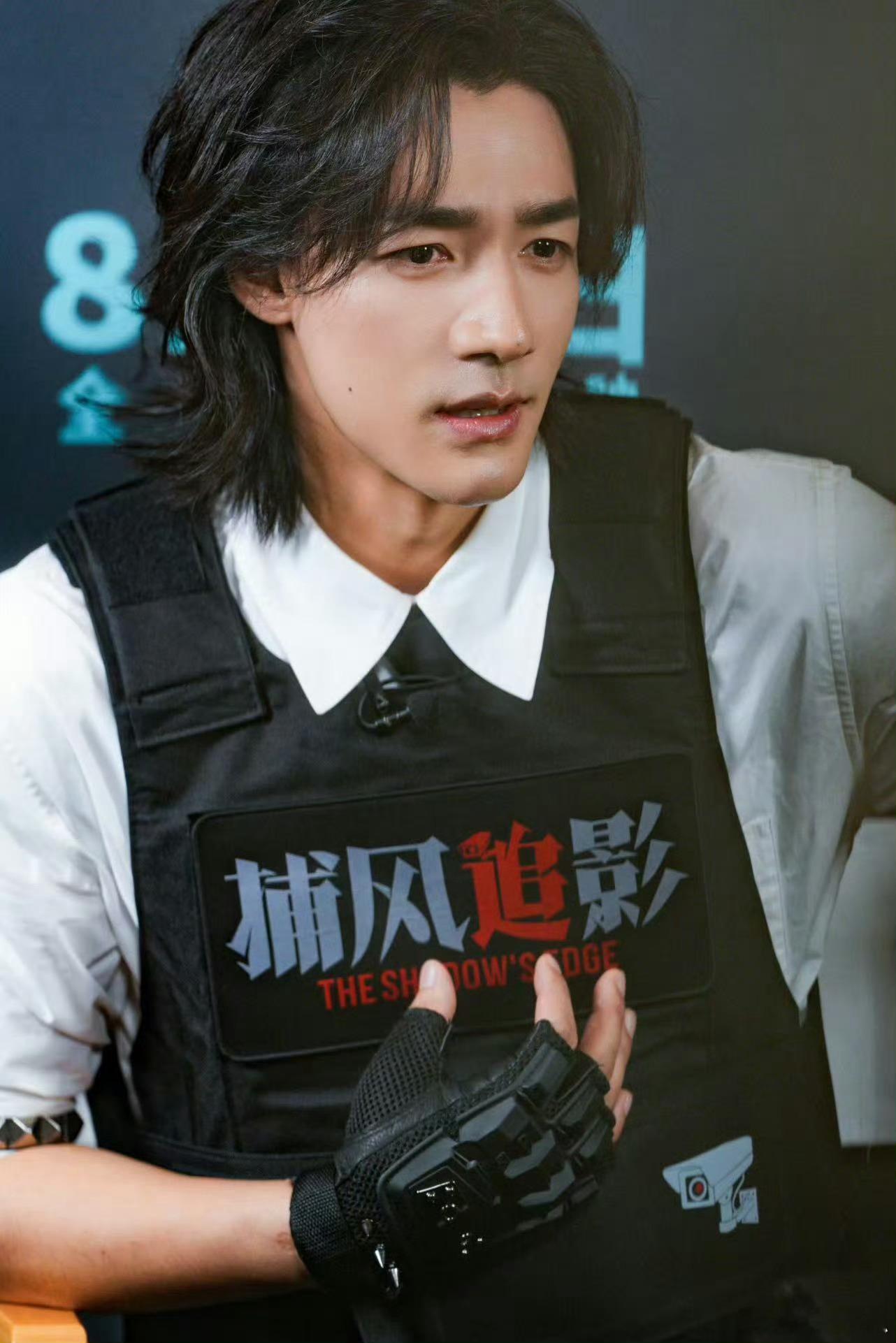 梁家辉帮此沙摘彩带这一下首映礼金色雨名场面！梁家辉帮此沙整理乱发的瞬间太好品，电