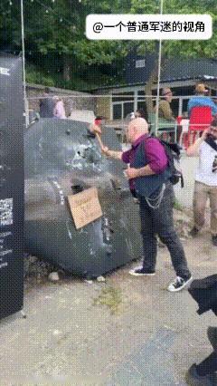 在乌克兰首都基辅，当地民众手持木锤敲打俄军“天竺葵”自杀式无人机残骸宣泄情绪。乌