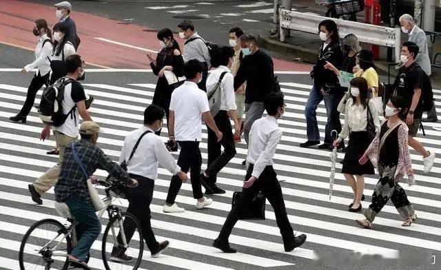 日韩的生育率为什么跌到全球垫底，甚至快“绝种”了？很多人怪年轻人太自私。其实根本