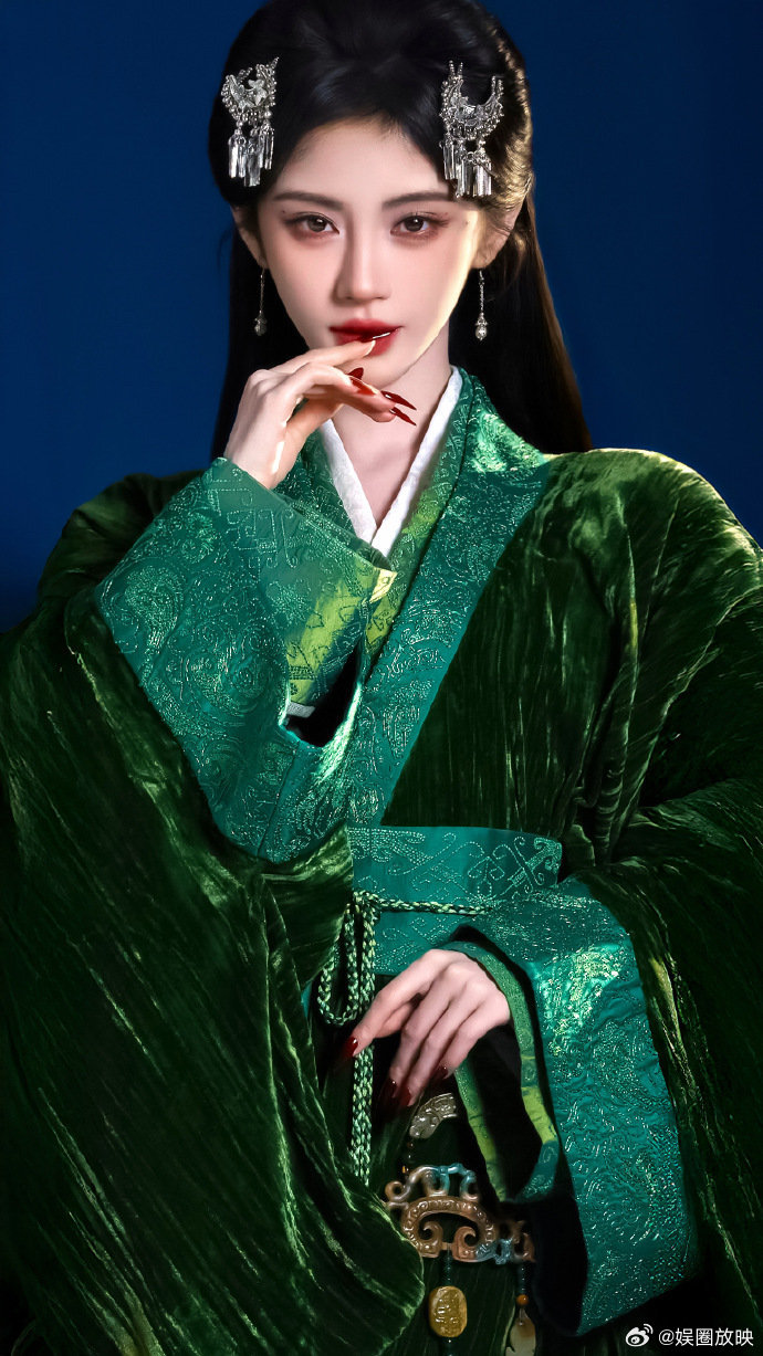 打的是田嘉瑞疼的是鞠婧祎比巴掌先来的是鞠婧祎的香气笑不活了！寄灵的小套路被露芜衣