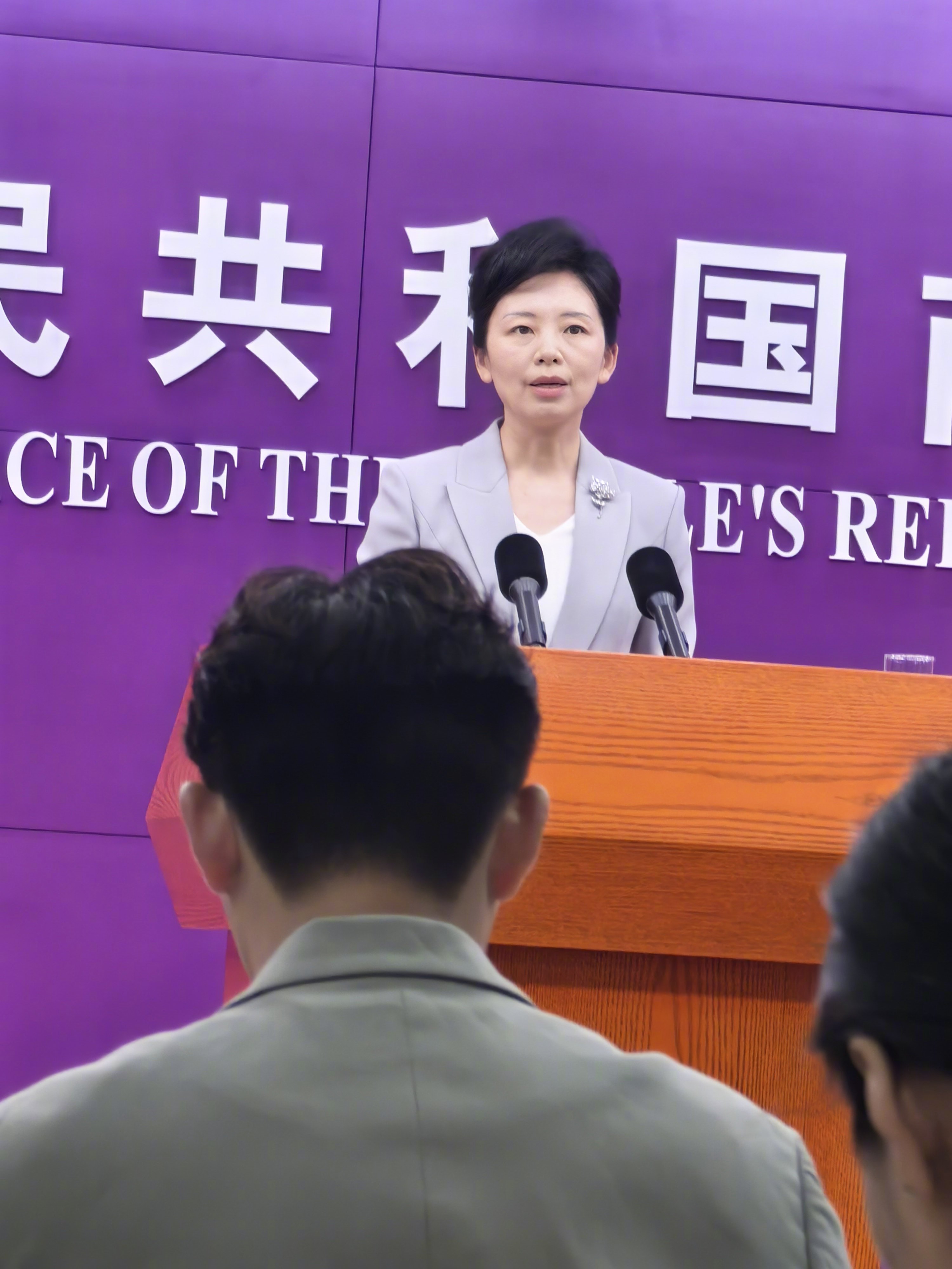 来到中国商务部，参加本周的商务部新闻发布会。