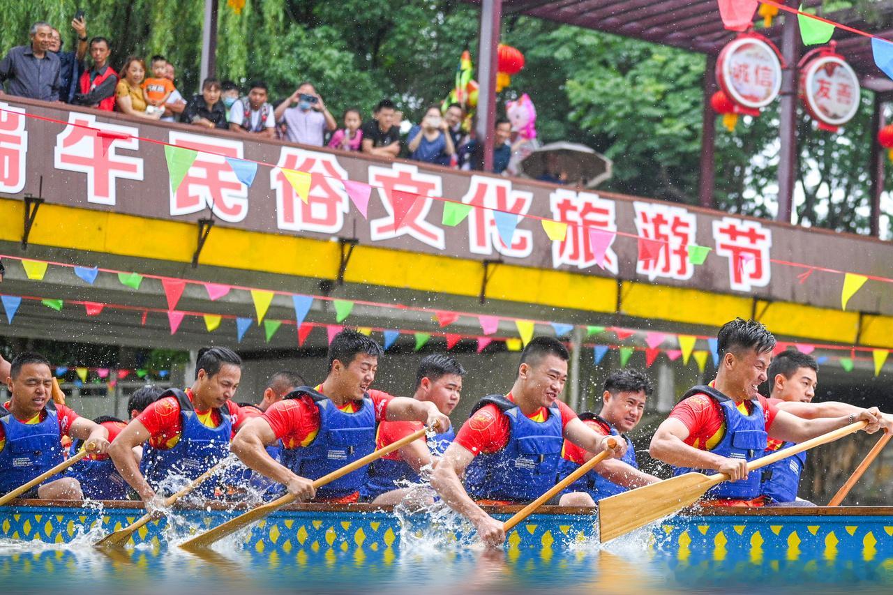 湖州龙舟竞渡端午非遗浓度超标扎根南浔水乡，走进和孚镇民当村，赴一场原生态端午龙舟