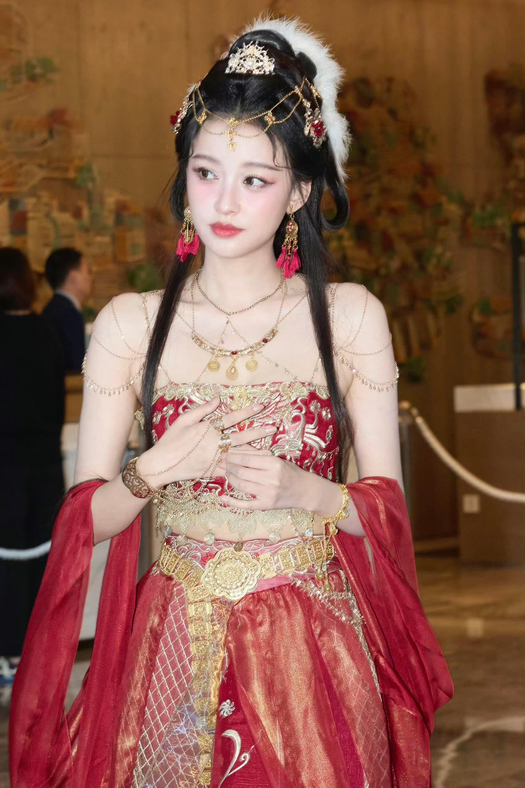 有孙怡这样的糖葫芦精怎么舍得吃 孙怡这身红裙造型真是明艳动人让人眼前一亮 ​​​