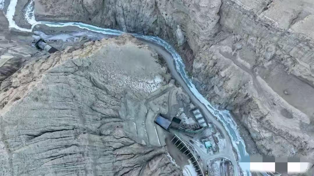 凿穿了，终于凿穿了。
凿穿了，凿穿了，我们终于成功的凿穿了昆仑山支脉，打通2.8