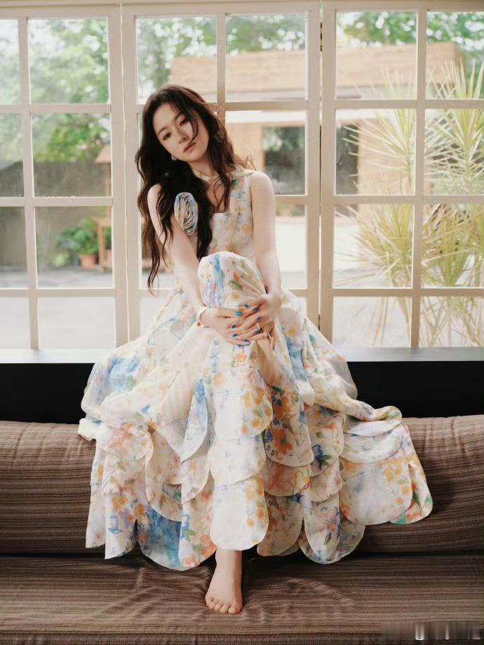 李兰迪广州活动李兰迪广州活动 李兰迪本次广州活动造型太惊艳！满身花朵元素的长裙温