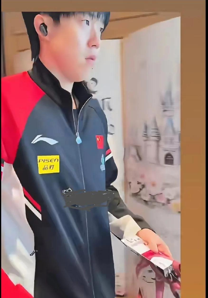 被莎莎的小机灵狠狠可爱到了
 
刷到国乒在美国大满贯早餐路透，王楚钦进门还得掏牌