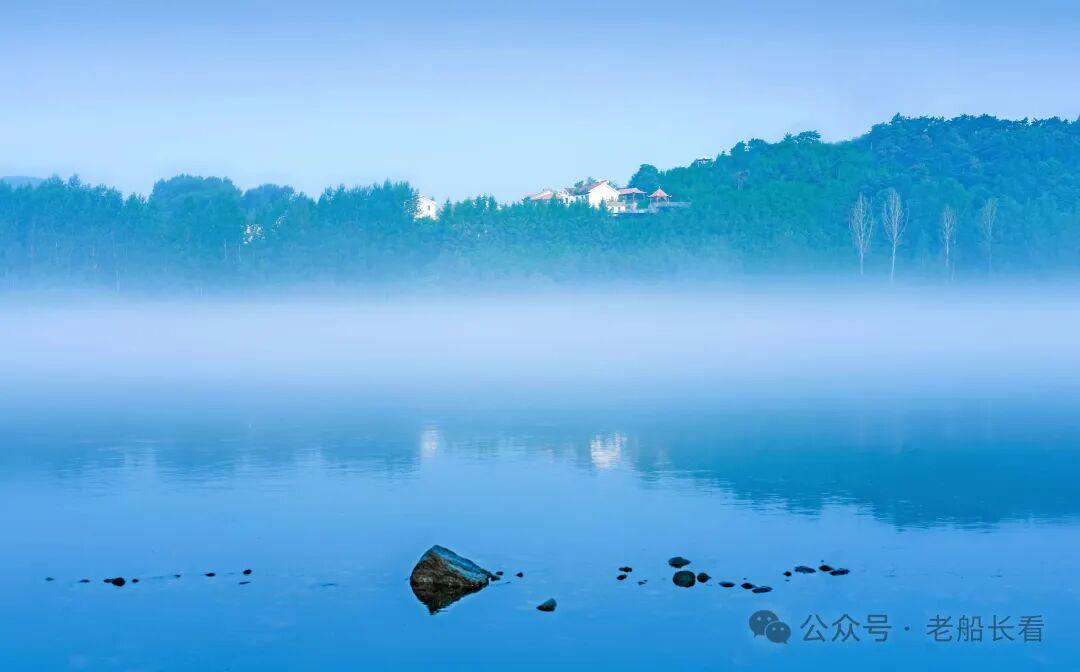 《他把晨光撒成了网》
刚刚拜读了这篇文章感觉写的很好分享给懂得欣赏的朋友。
天还