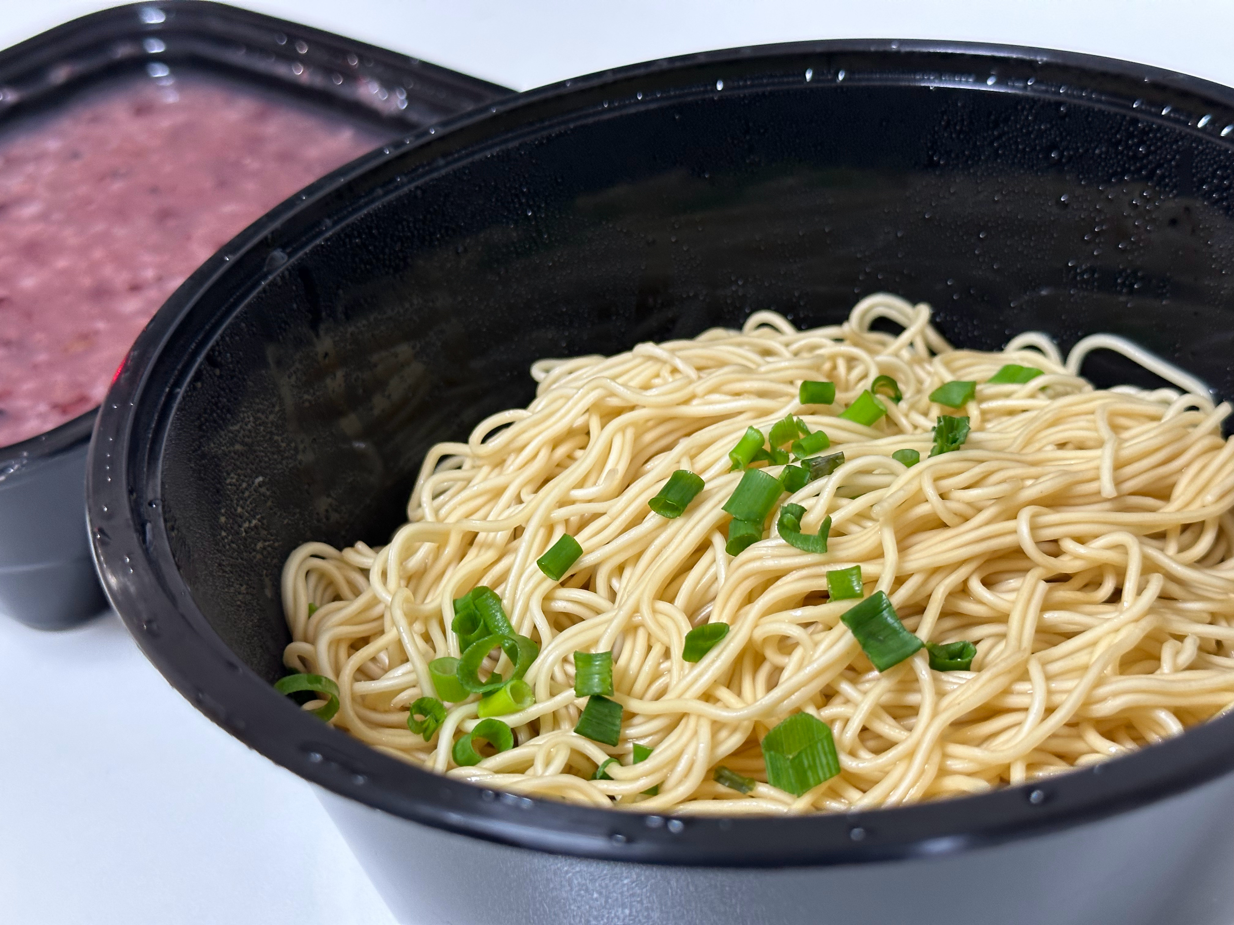 刚点了外卖，感觉是一位接近60岁的外卖小哥。递给我东西时，满脸笑开了花似地说：很