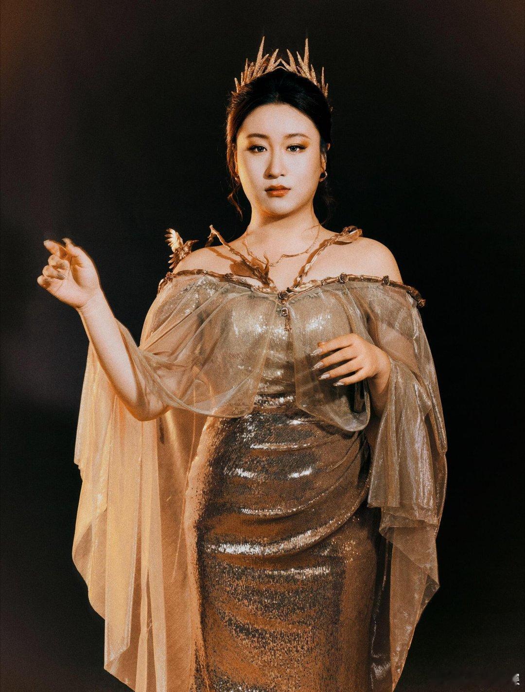 锤娜丽莎拗出了超S曲线 亮片裙在灯光下闪得发亮，她笑着走过来的样子，整个人都在发