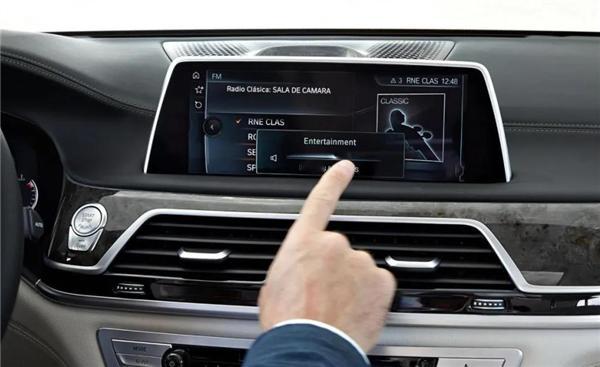 还得实体键！研究证实开车操作屏幕可使车道偏离幅度增大40% 