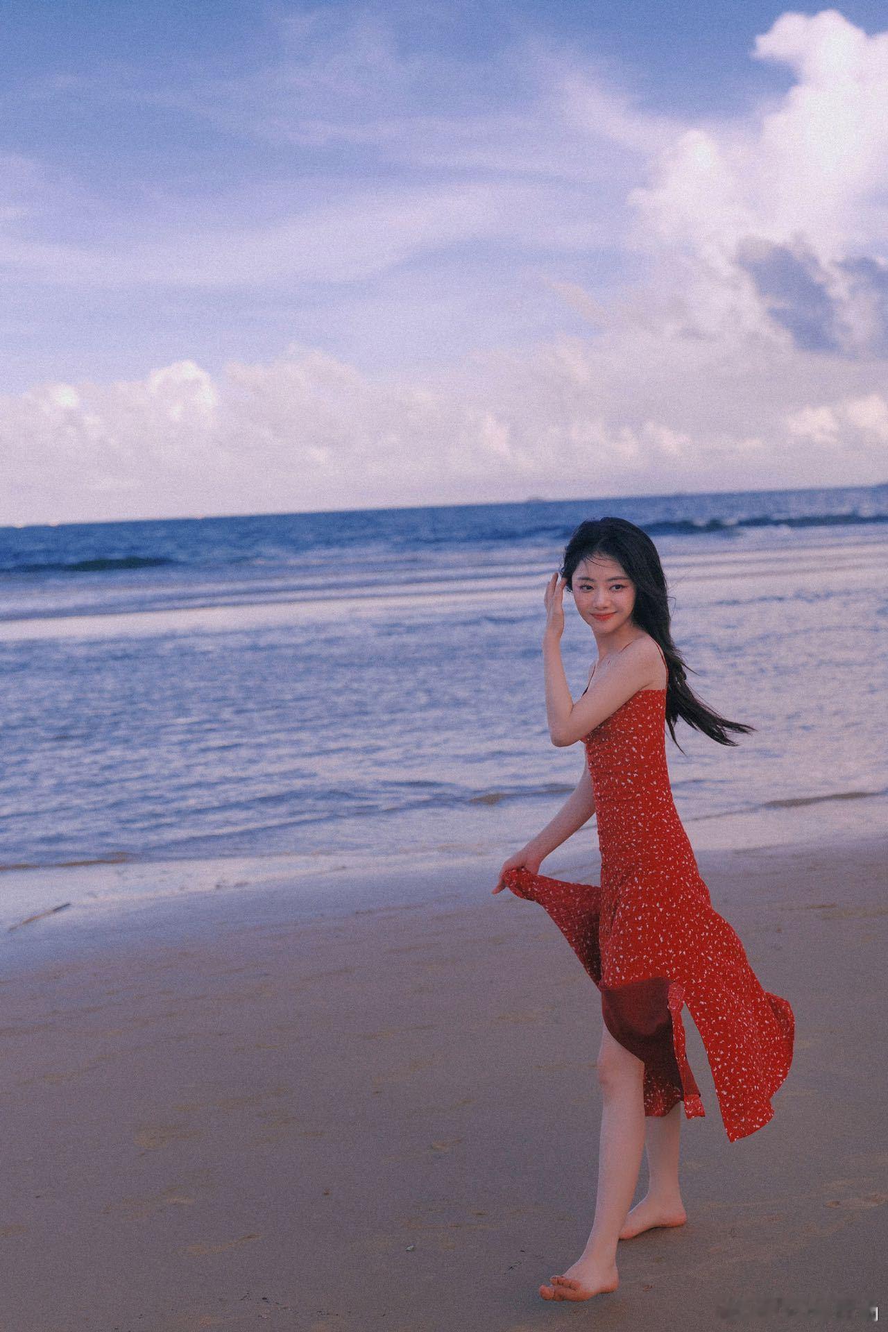 #谭松韵[超话]##谭松韵海边红裙# 果然还得是谭松韵，咱就是说你到底还有什么惊
