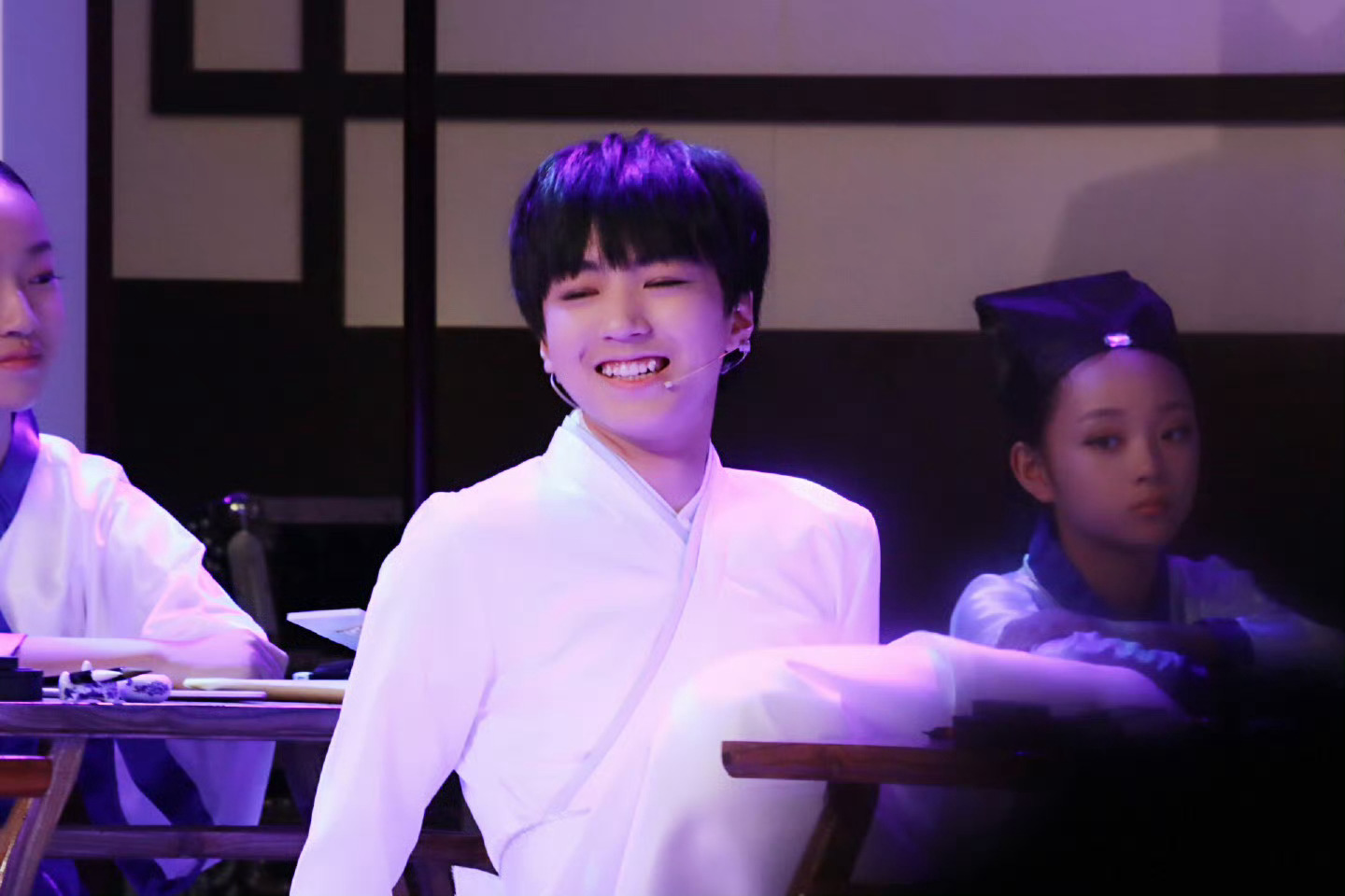 太好笑了，前面坐得有多端正笔直后面起身时腿脚就有多麻🤣🤣🤣🤣🤣🤣 